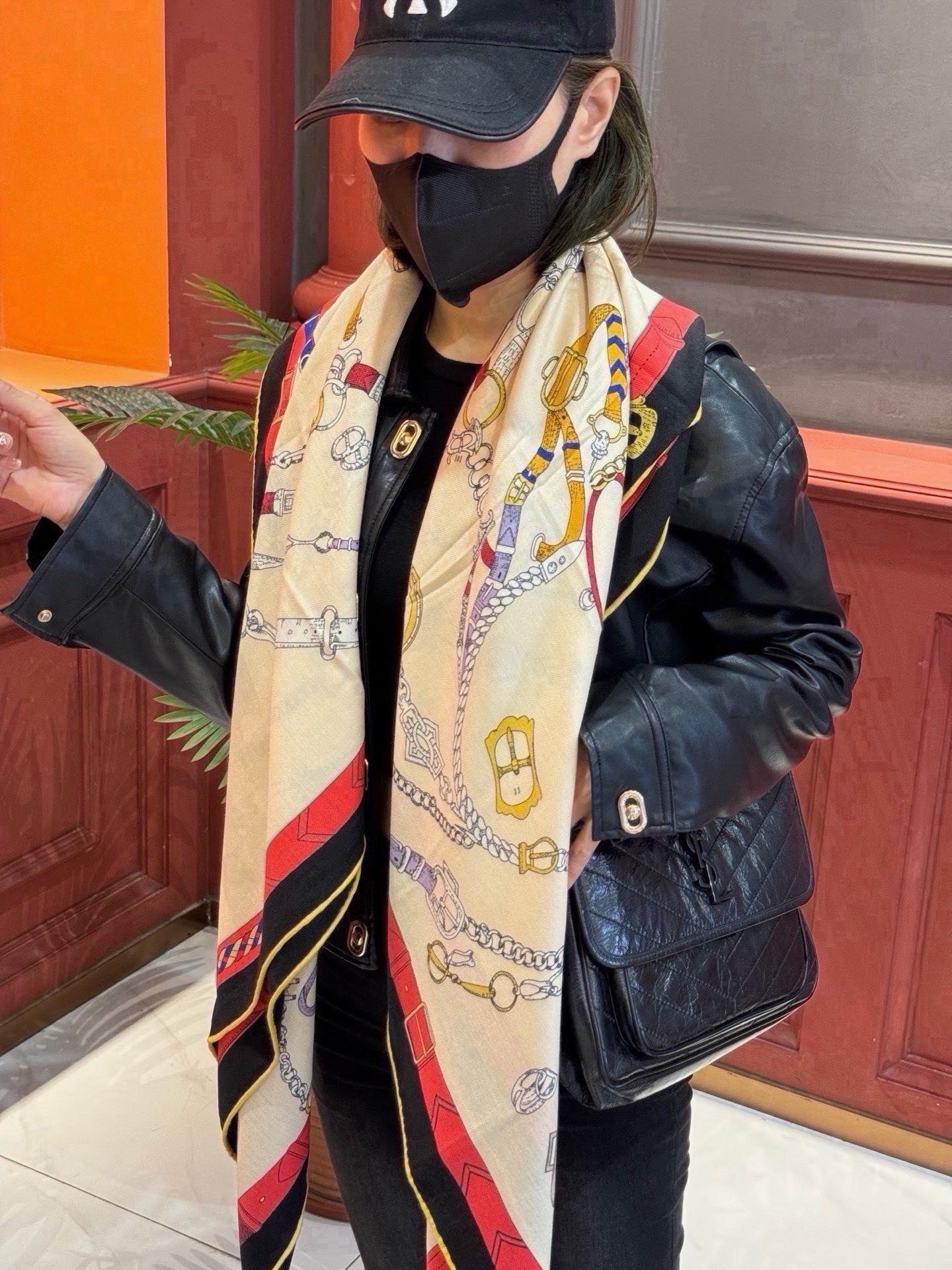 羊绒新款🆕👏👏买了都说好看‼️推荐💕爱马仕双面同色羊绒方巾【跃动的马儿双面同色140】，顶级工艺超值‼️爱马仕专柜爆款🎁