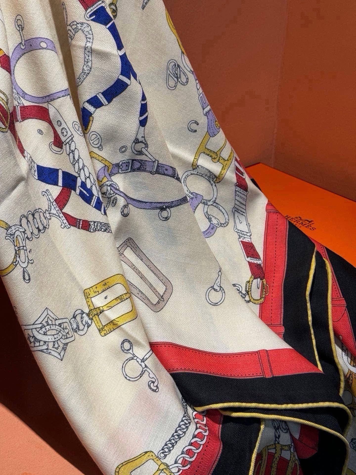 羊绒新款🆕👏👏买了都说好看‼️推荐💕爱马仕双面同色羊绒方巾【跃动的马儿双面同色140】，顶级工艺超值‼️爱马仕专柜爆款🎁