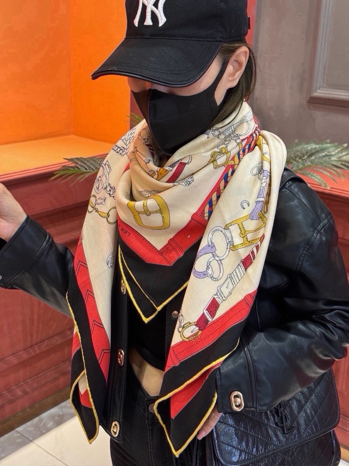 羊绒新款🆕👏👏买了都说好看‼️推荐💕爱马仕双面同色羊绒方巾【跃动的马儿双面同色140】，顶级工艺超值‼️爱马仕专柜爆款🎁