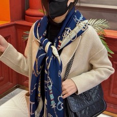 羊绒新款🆕👏👏买了都说好看‼️推荐💕爱马仕双面同色羊绒方巾【跃动的马儿双面同色140】,顶级工艺超值‼️爱马仕专柜爆款🎁 羊绒新款🆕👏👏买了都说好看‼️推荐💕爱马仕双面同色羊绒方巾【跃动的马儿双面同色140】,顶级工艺超值‼️爱马仕专柜爆款🎁