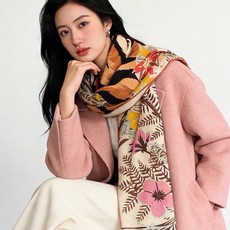 💟上新🆕💕手工卷边!羊绒和真丝混纺披肩(70%羊绒30%桑蚕丝)。 这款披肩采用经典山羊绒和真丝混纺面料,柔软轻盈,佩戴 💟上新🆕💕手工卷边!羊绒和真丝混纺披肩(70%羊绒30%桑蚕丝)。 这款披肩采用经典山羊绒和真丝混纺面料,柔软轻盈,佩戴