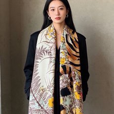 💟上新🆕💕手工卷边!羊绒和真丝混纺披肩(70%羊绒30%桑蚕丝)。 这款披肩采用经典山羊绒和真丝混纺面料,柔软轻盈,佩戴 💟上新🆕💕手工卷边!羊绒和真丝混纺披肩(70%羊绒30%桑蚕丝)。 这款披肩采用经典山羊绒和真丝混纺面料,柔软轻盈,佩戴