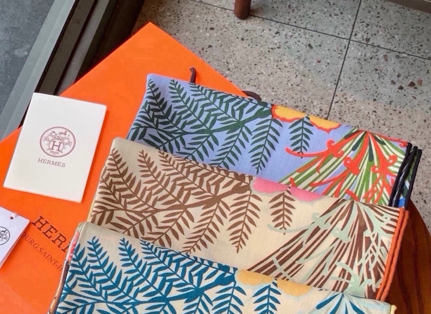 💟上新🆕💕手工卷边!羊绒和真丝混纺披肩(70%羊绒30%桑蚕丝)。 这款披肩采用经典山羊绒和真丝混纺面料,柔软轻盈,佩戴 💟上新🆕💕手工卷边!羊绒和真丝混纺披肩(70%羊绒30%桑蚕丝)。 这款披肩采用经典山羊绒和真丝混纺面料,柔软轻盈,佩戴