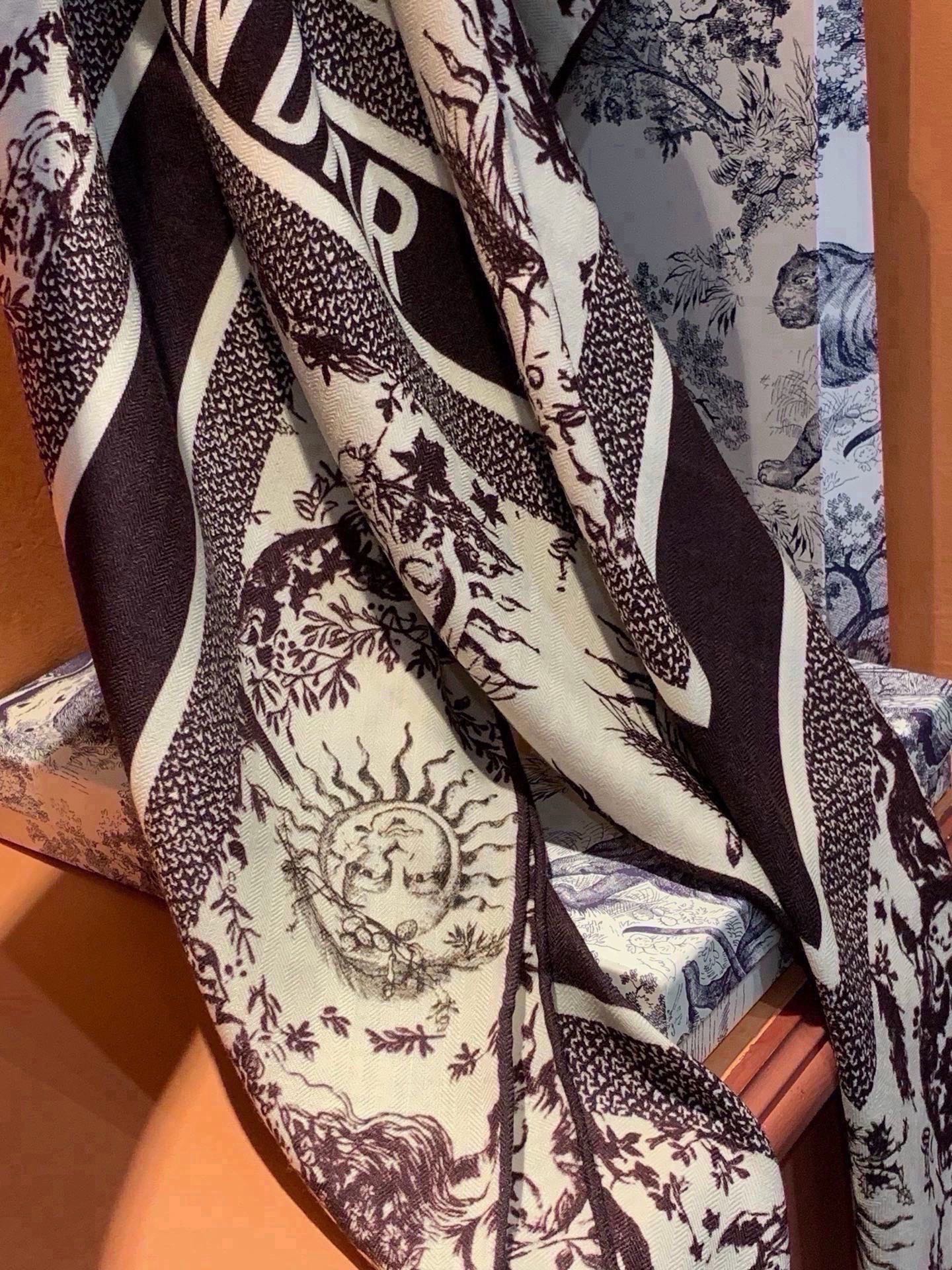 Dior 140丝绒双面同色印花披肩 这款 Dior 丝绒披肩以彼得罗•鲁福(Pietro Ruffo)设计的PaPil Dior 140丝绒双面同色印花披肩 这款 Dior 丝绒披肩以彼得罗•鲁福(Pietro Ruffo)设计的PaPil