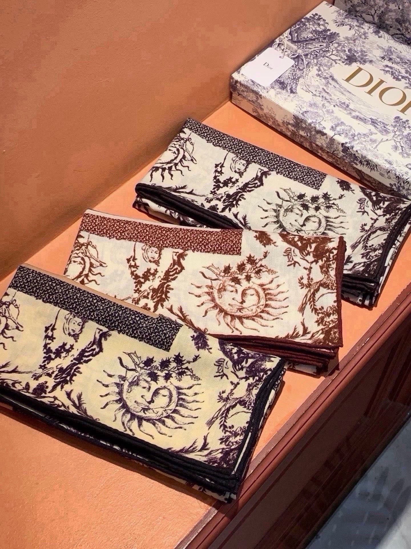 Dior 140丝绒双面同色印花披肩 这款 Dior 丝绒披肩以彼得罗•鲁福(Pietro Ruffo)设计的PaPil Dior 140丝绒双面同色印花披肩 这款 Dior 丝绒披肩以彼得罗•鲁福(Pietro Ruffo)设计的PaPil