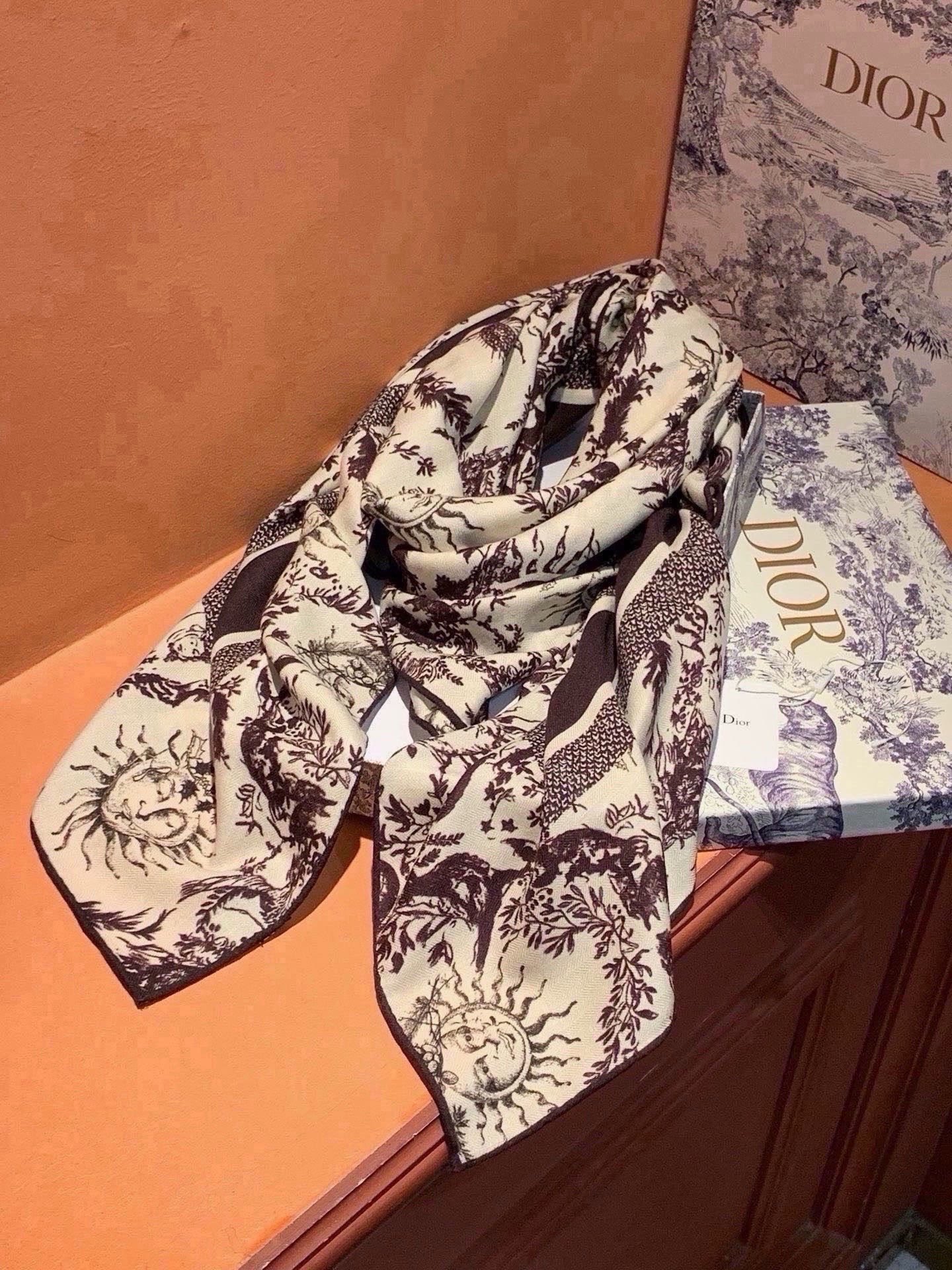 Dior 140丝绒双面同色印花披肩 这款 Dior 丝绒披肩以彼得罗•鲁福(Pietro Ruffo)设计的PaPil Dior 140丝绒双面同色印花披肩 这款 Dior 丝绒披肩以彼得罗•鲁福(Pietro Ruffo)设计的PaPil