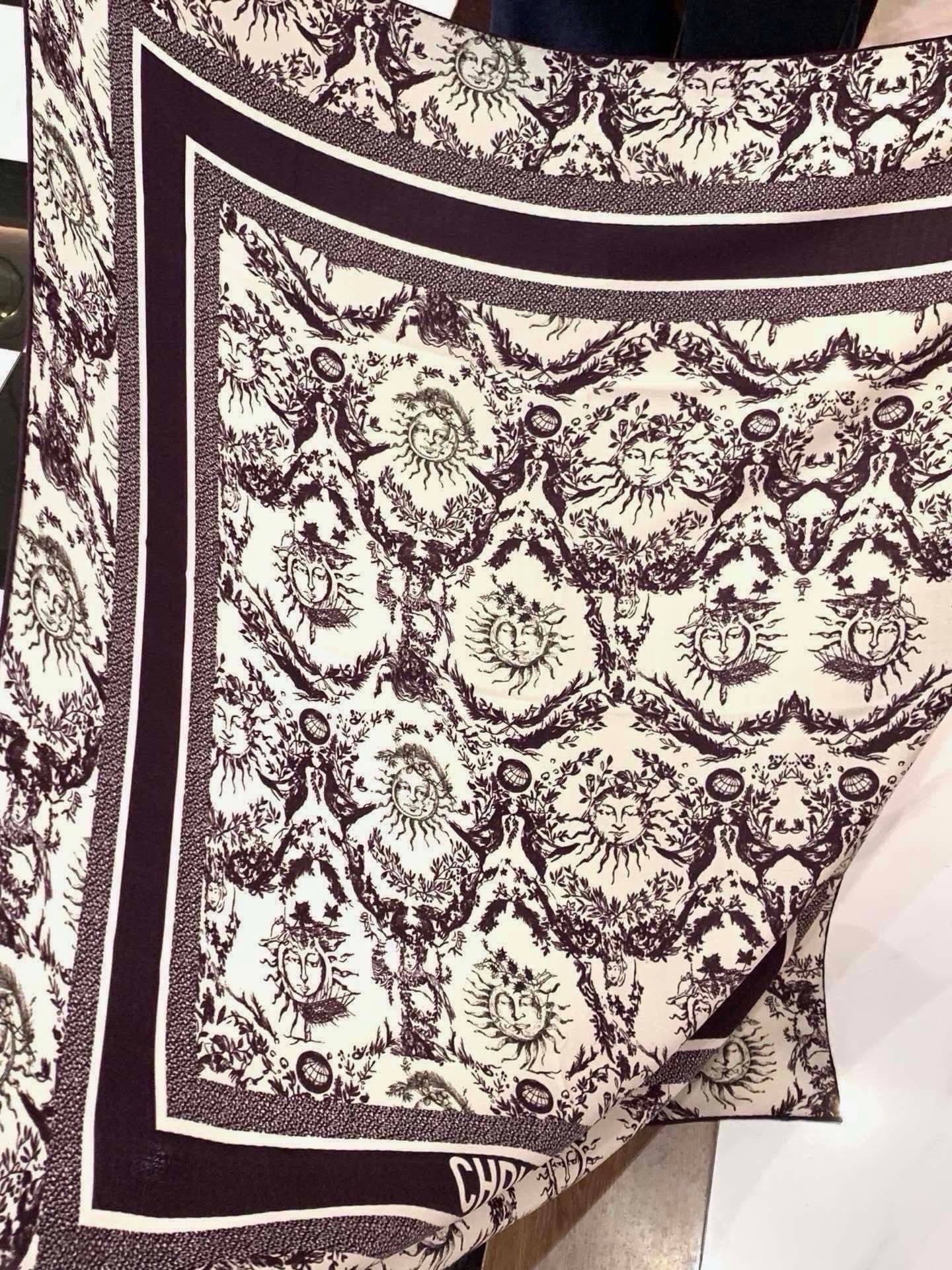Dior 140丝绒双面同色印花披肩 这款 Dior 丝绒披肩以彼得罗•鲁福(Pietro Ruffo)设计的PaPil Dior 140丝绒双面同色印花披肩 这款 Dior 丝绒披肩以彼得罗•鲁福(Pietro Ruffo)设计的PaPil