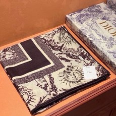 Dior 140丝绒双面同色印花披肩 这款 Dior 丝绒披肩以彼得罗•鲁福(Pietro Ruffo)设计的PaPil Dior 140丝绒双面同色印花披肩 这款 Dior 丝绒披肩以彼得罗•鲁福(Pietro Ruffo)设计的PaPil