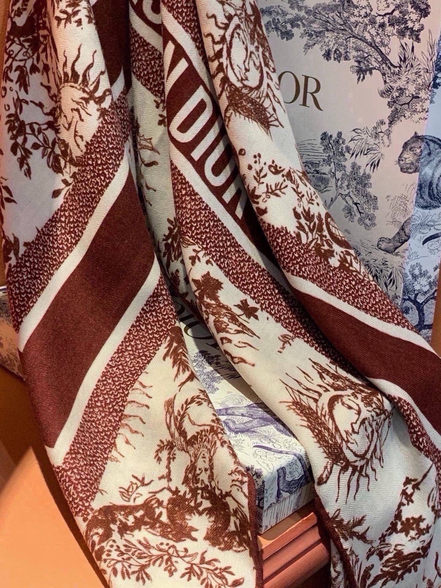 Dior 140丝绒双面同色印花披肩 这款 Dior 丝绒披肩以彼得罗•鲁福（Pietro Ruffo）设计的PaPil