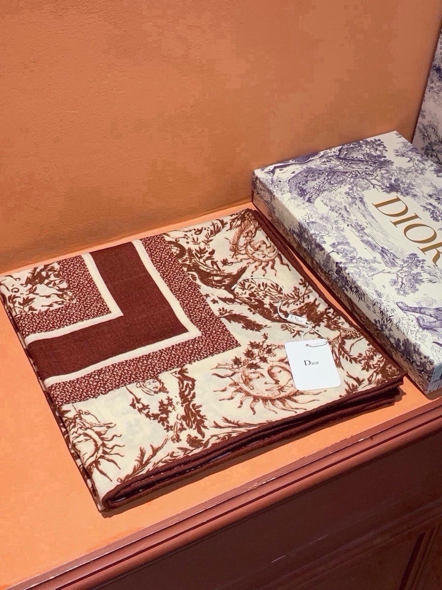 Dior 140丝绒双面同色印花披肩 这款 Dior 丝绒披肩以彼得罗•鲁福（Pietro Ruffo）设计的PaPil