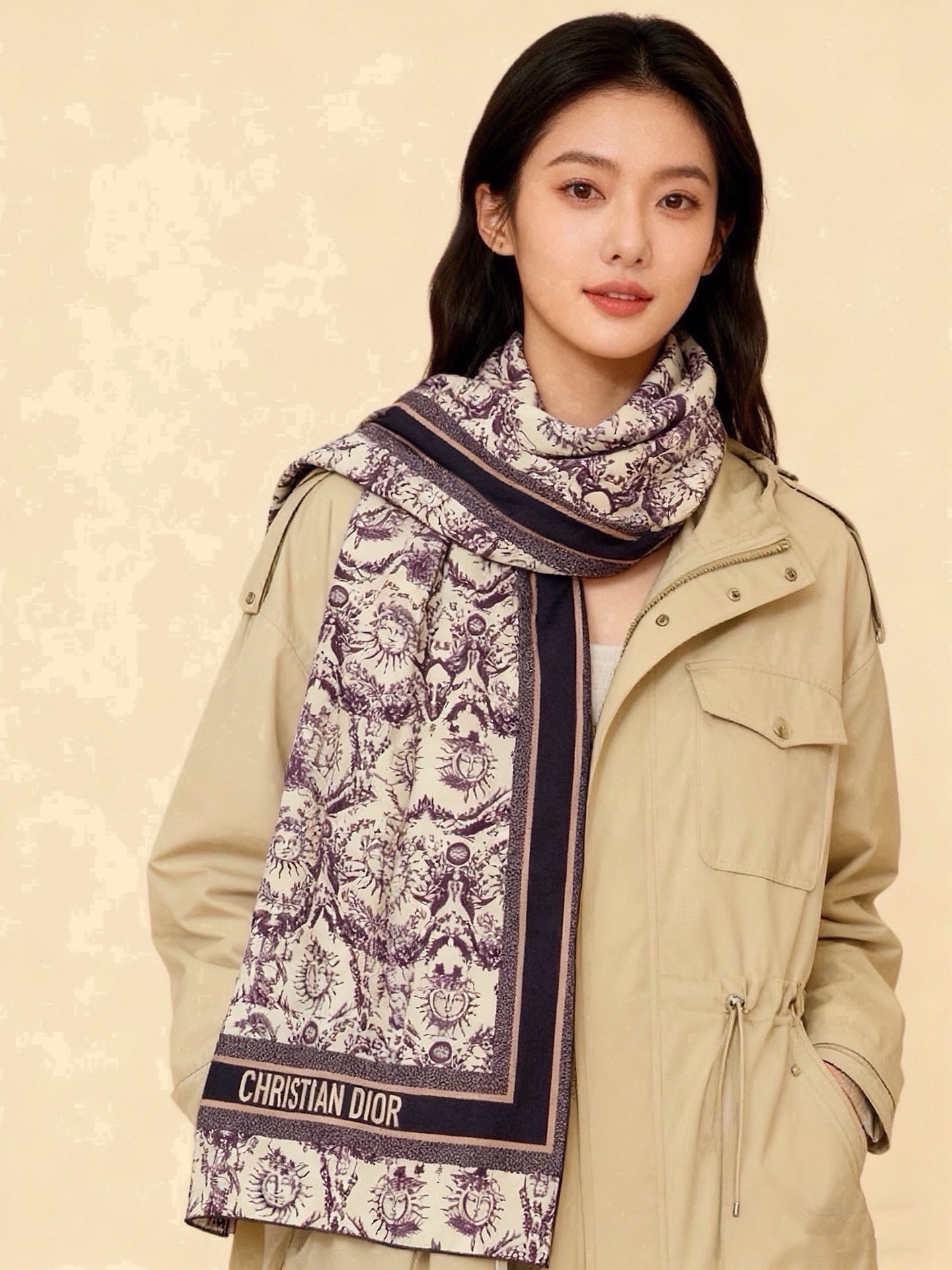 Dior 140丝绒双面同色印花披肩 这款 Dior 丝绒披肩以彼得罗•鲁福（Pietro Ruffo）设计的PaPil