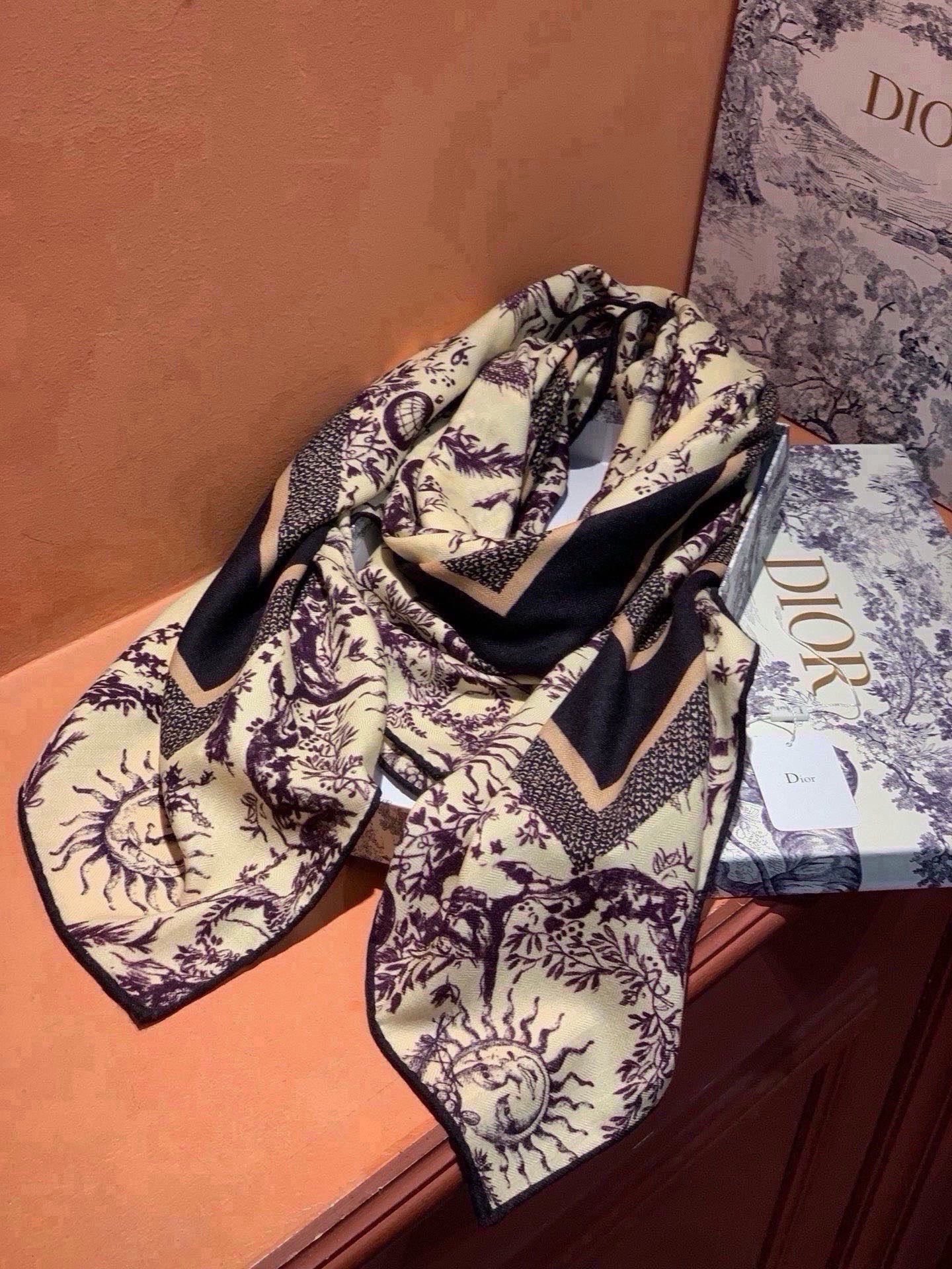 Dior 140丝绒双面同色印花披肩 这款 Dior 丝绒披肩以彼得罗•鲁福（Pietro Ruffo）设计的PaPil