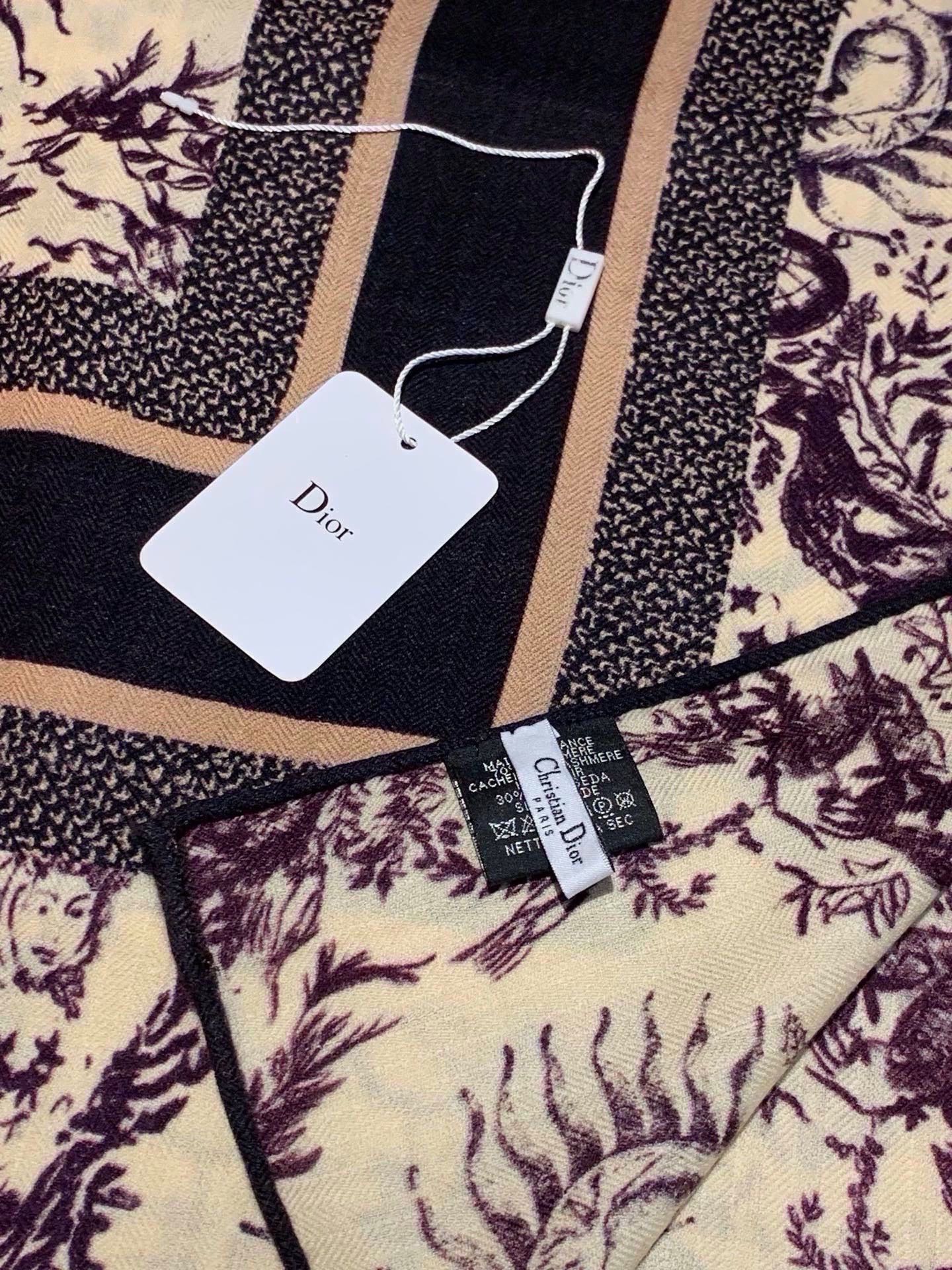 Dior 140丝绒双面同色印花披肩 这款 Dior 丝绒披肩以彼得罗•鲁福（Pietro Ruffo）设计的PaPil