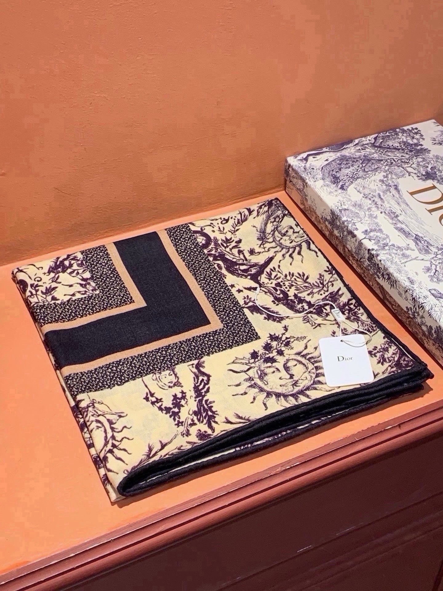 Dior 140丝绒双面同色印花披肩 这款 Dior 丝绒披肩以彼得罗•鲁福（Pietro Ruffo）设计的PaPil