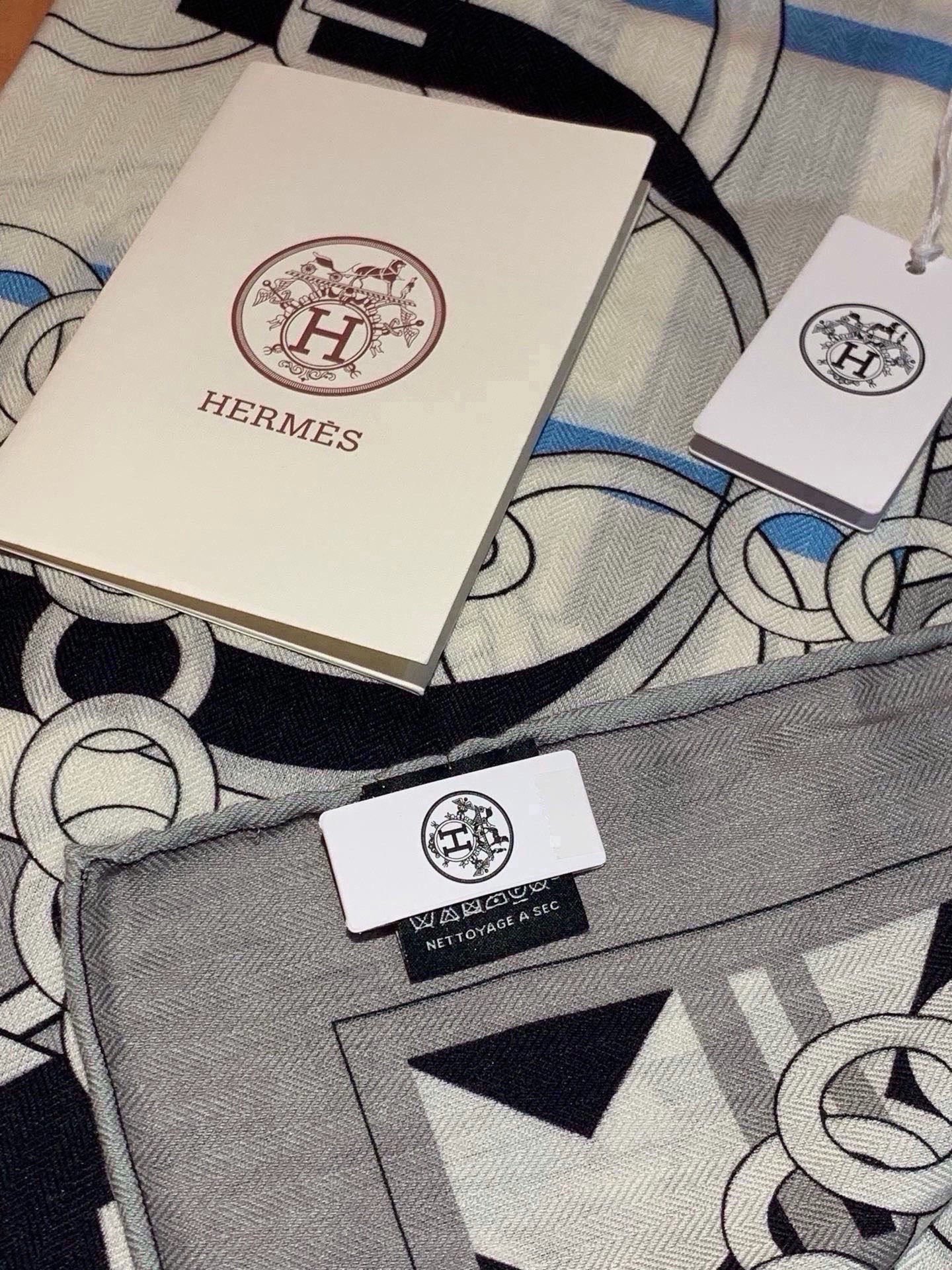 💟H家上新💞【双面同色丝绒方巾】手工卷边山羊绒和真丝混纺披肩（70%山羊绒，30%桑蚕丝） 这款披肩采用经典山羊绒和真丝