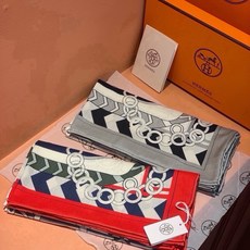 💟H家上新💞【双面同色丝绒方巾】手工卷边山羊绒和真丝混纺披肩(70%山羊绒,30%桑蚕丝) 这款披肩采用经典山羊绒和真丝 💟H家上新💞【双面同色丝绒方巾】手工卷边山羊绒和真丝混纺披肩(70%山羊绒,30%桑蚕丝) 这款披肩采用经典山羊绒和真丝