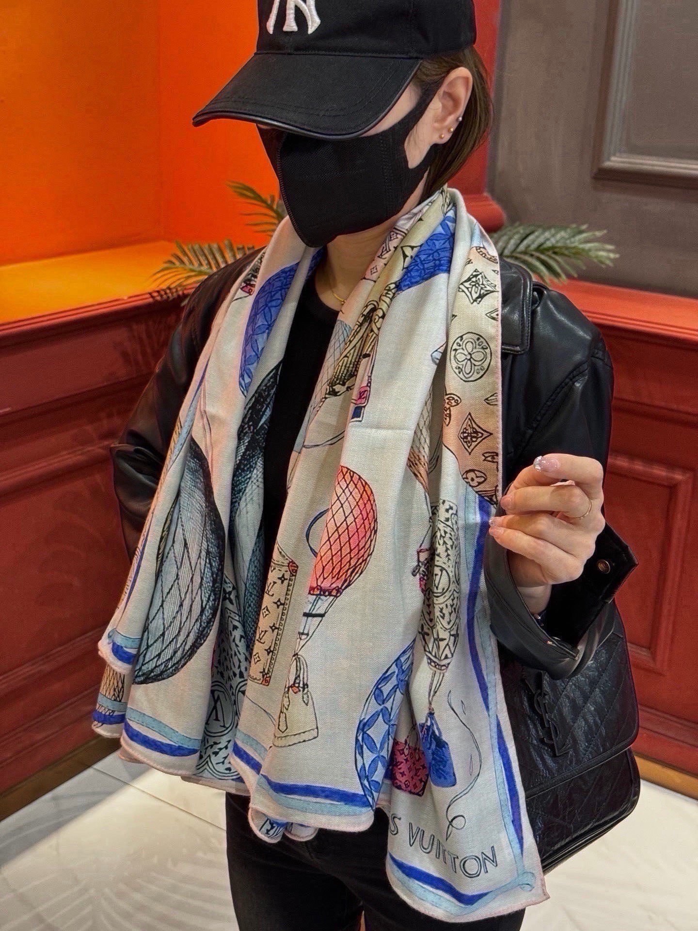 ❄【双面同色】原单Lv140cm丝绒方巾,《热气球》,本款方巾全新加入 U价🉐️ and Away 系列,致意路易威登的 ❄【双面同色】原单Lv140cm丝绒方巾,《热气球》,本款方巾全新加入 U价🉐️ and Away 系列,致意路易威登的