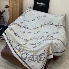 “全速前进”140双面丝绒披肩 手工卷边丝绒方巾(30%桑蚕丝70%羊绒) 这款经典单品展现强大而迷人的女性魅力精髓。此 “全速前进”140双面丝绒披肩 手工卷边丝绒方巾(30%桑蚕丝70%羊绒) 这款经典单品展现强大而迷人的女性魅力精髓。此