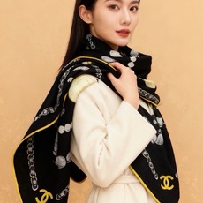 “全速前进”140双面丝绒披肩 手工卷边丝绒方巾(30%桑蚕丝70%羊绒) 这款经典单品展现强大而迷人的女性魅力精髓。此 “全速前进”140双面丝绒披肩 手工卷边丝绒方巾(30%桑蚕丝70%羊绒) 这款经典单品展现强大而迷人的女性魅力精髓。此