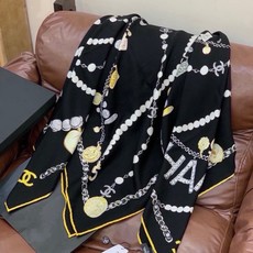 “全速前进”140双面丝绒披肩 手工卷边丝绒方巾(30%桑蚕丝70%羊绒) 这款经典单品展现强大而迷人的女性魅力精髓。此 “全速前进”140双面丝绒披肩 手工卷边丝绒方巾(30%桑蚕丝70%羊绒) 这款经典单品展现强大而迷人的女性魅力精髓。此