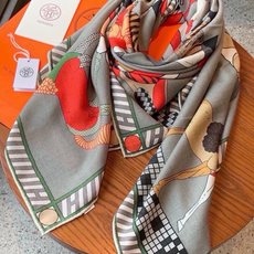 “全速前进”140双面丝绒披肩 手工卷边丝绒方巾(30%桑蚕丝70%羊绒) 这款经典单品展现强大而迷人的女性魅力精髓。此 “全速前进”140双面丝绒披肩 手工卷边丝绒方巾(30%桑蚕丝70%羊绒) 这款经典单品展现强大而迷人的女性魅力精髓。此