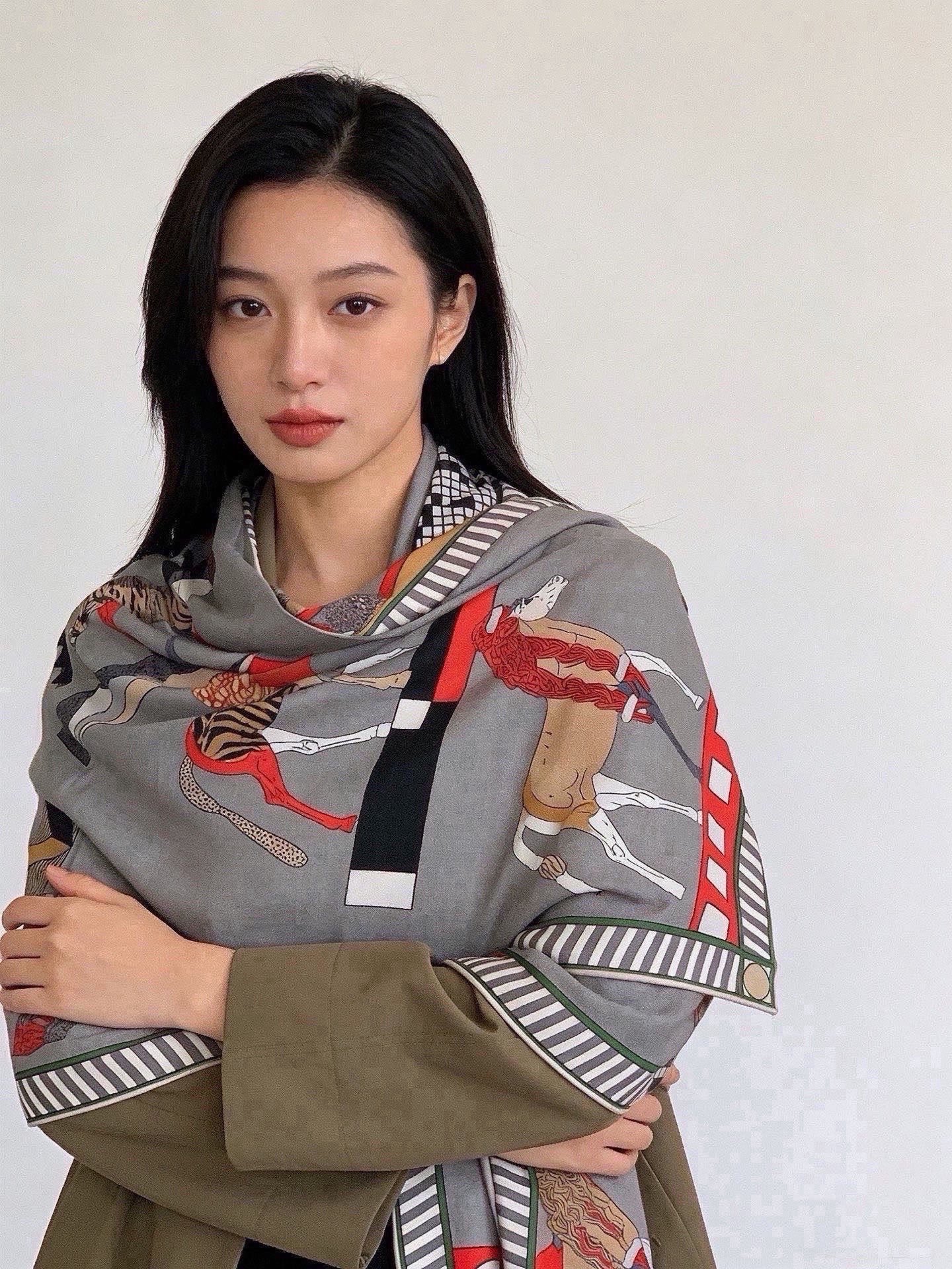 “全速前进”140双面丝绒披肩 手工卷边丝绒方巾(30%桑蚕丝70%羊绒) 这款经典单品展现强大而迷人的女性魅力精髓。此 “全速前进”140双面丝绒披肩 手工卷边丝绒方巾(30%桑蚕丝70%羊绒) 这款经典单品展现强大而迷人的女性魅力精髓。此