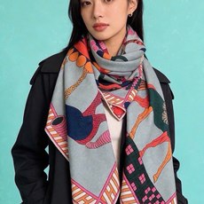 “全速前进”140双面丝绒披肩 手工卷边丝绒方巾(30%桑蚕丝70%羊绒) 这款经典单品展现强大而迷人的女性魅力精髓。此 “全速前进”140双面丝绒披肩 手工卷边丝绒方巾(30%桑蚕丝70%羊绒) 这款经典单品展现强大而迷人的女性魅力精髓。此