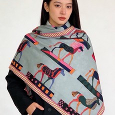 “全速前进”140双面丝绒披肩 手工卷边丝绒方巾(30%桑蚕丝70%羊绒) 这款经典单品展现强大而迷人的女性魅力精髓。此 “全速前进”140双面丝绒披肩 手工卷边丝绒方巾(30%桑蚕丝70%羊绒) 这款经典单品展现强大而迷人的女性魅力精髓。此