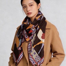 “全速前进”140双面丝绒披肩 手工卷边丝绒方巾(30%桑蚕丝70%羊绒) 这款经典单品展现强大而迷人的女性魅力精髓。此 “全速前进”140双面丝绒披肩 手工卷边丝绒方巾(30%桑蚕丝70%羊绒) 这款经典单品展现强大而迷人的女性魅力精髓。此