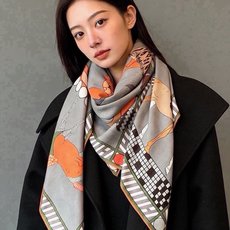 “全速前进”140双面丝绒披肩 手工卷边丝绒方巾(30%桑蚕丝70%羊绒) 这款经典单品展现强大而迷人的女性魅力精髓。此 “全速前进”140双面丝绒披肩 手工卷边丝绒方巾(30%桑蚕丝70%羊绒) 这款经典单品展现强大而迷人的女性魅力精髓。此
