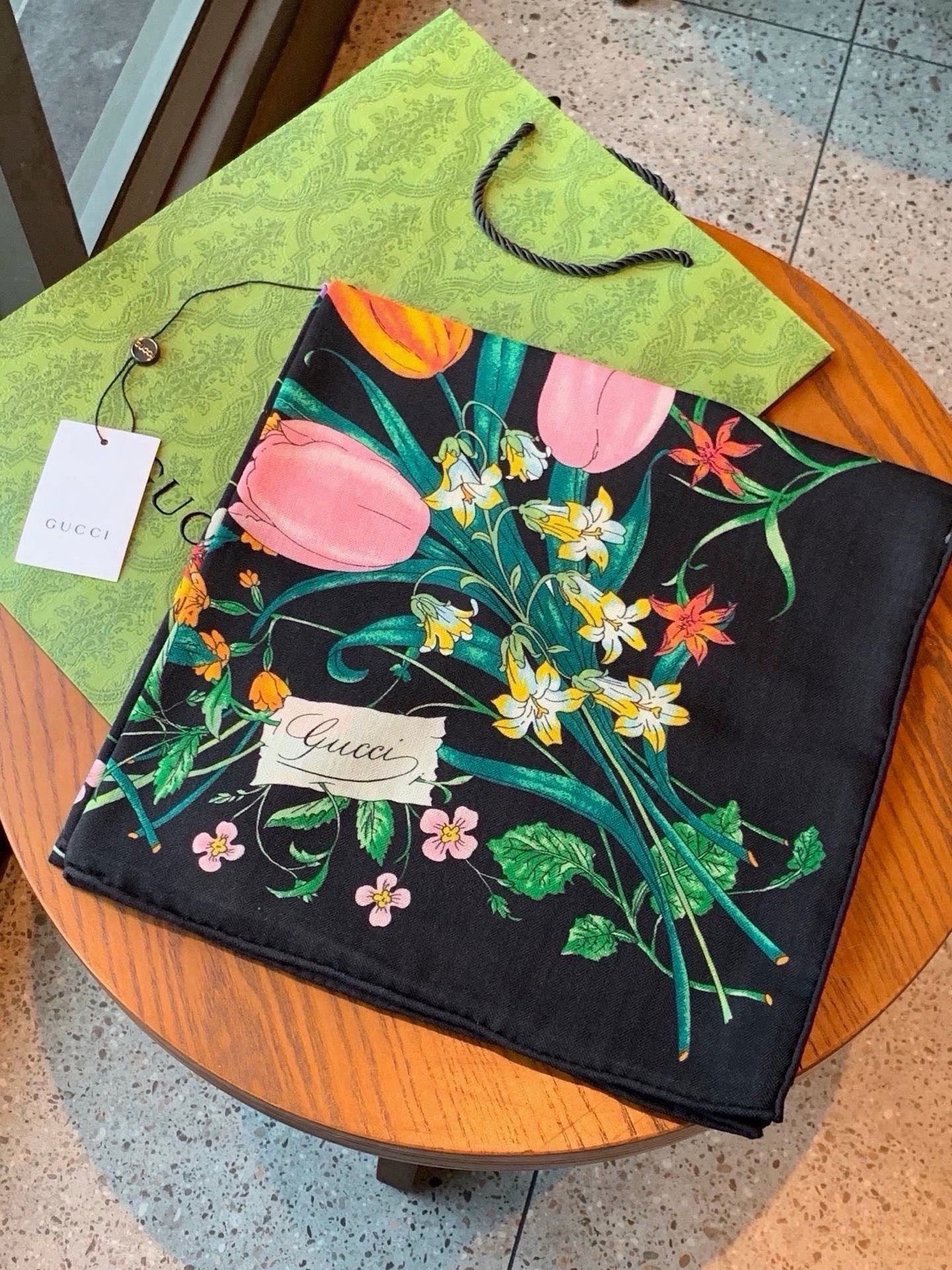 Gucci印花方巾 【双面同色印花】 春夏系列倾情推出活力十足的配饰,这款缀饰Gucci Flora花卉图案的方巾便是其 Gucci印花方巾 【双面同色印花】 春夏系列倾情推出活力十足的配饰,这款缀饰Gucci Flora花卉图案的方巾便是其