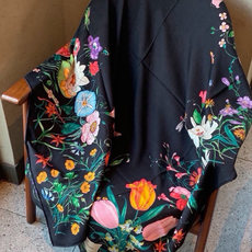Gucci印花方巾 【双面同色印花】 春夏系列倾情推出活力十足的配饰,这款缀饰Gucci Flora花卉图案的方巾便是其 Gucci印花方巾 【双面同色印花】 春夏系列倾情推出活力十足的配饰,这款缀饰Gucci Flora花卉图案的方巾便是其