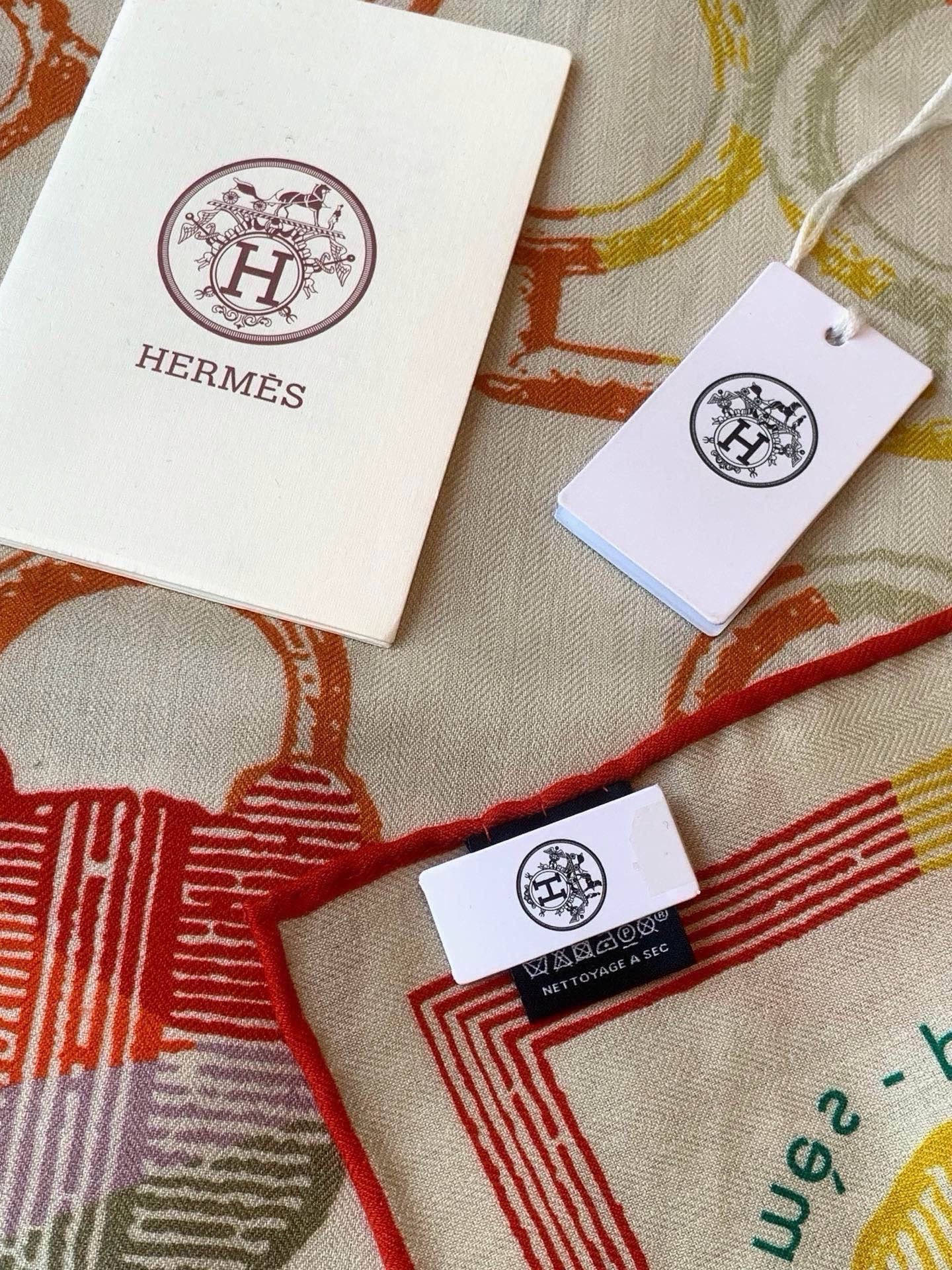 爱马仕(Hermes)【💗】 | “马具故事的诗意回顾”140披肩  【上新❤️】 永远秉承高品质 手工卷边羊绒和真丝混