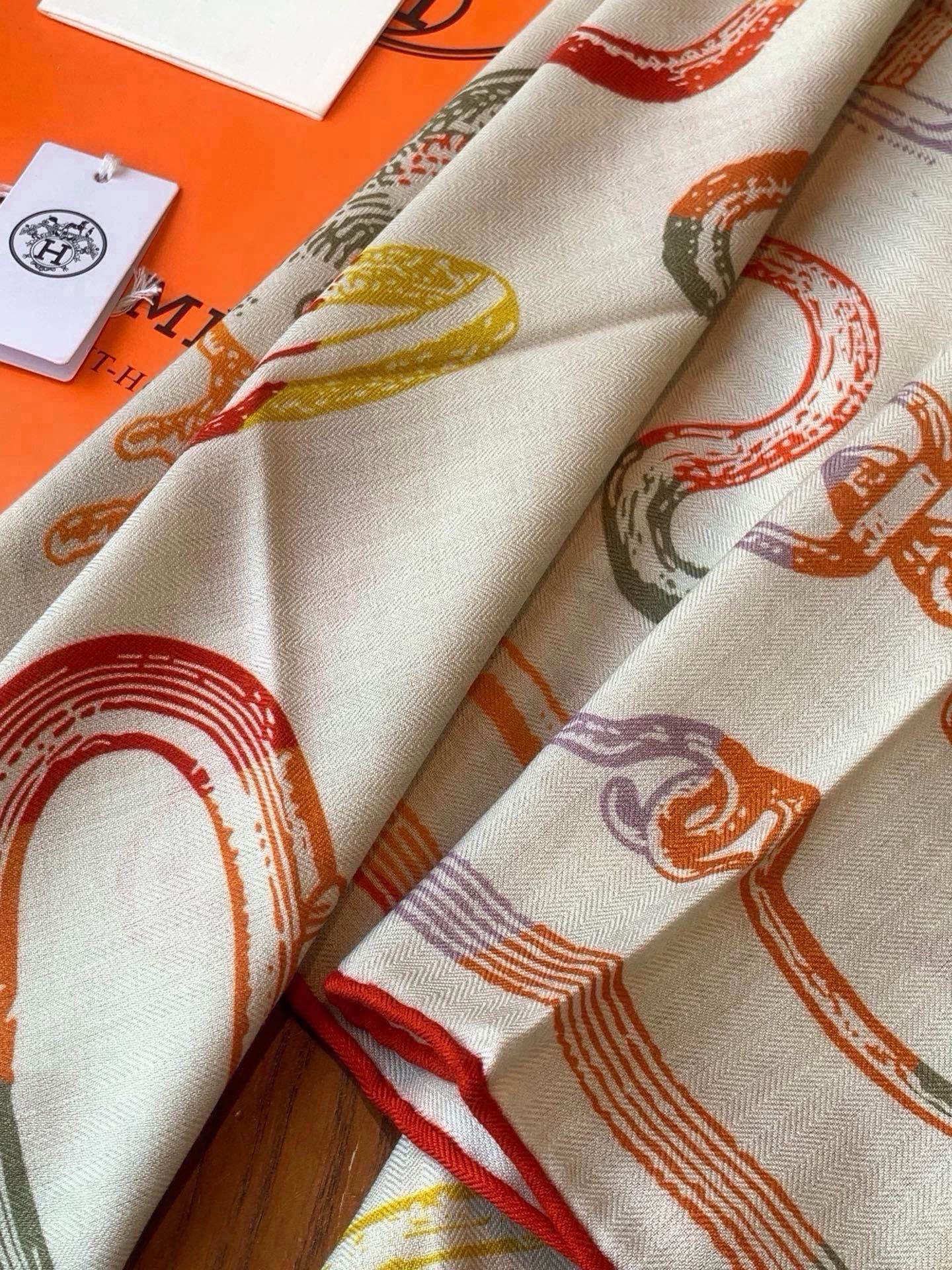 爱马仕(Hermes)【💗】 | “马具故事的诗意回顾”140披肩  【上新❤️】 永远秉承高品质 手工卷边羊绒和真丝混