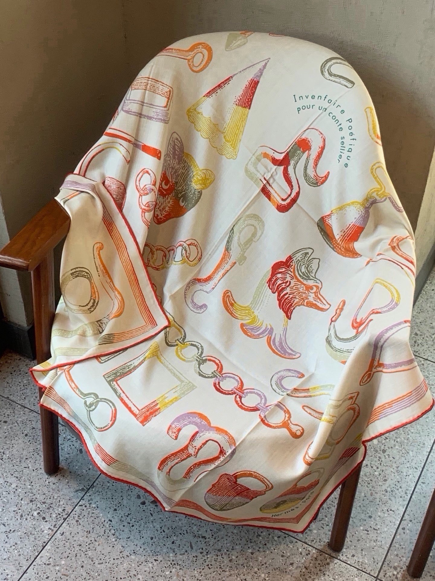 爱马仕(Hermes)【💗】 | “马具故事的诗意回顾”140披肩  【上新❤️】 永远秉承高品质 手工卷边羊绒和真丝混