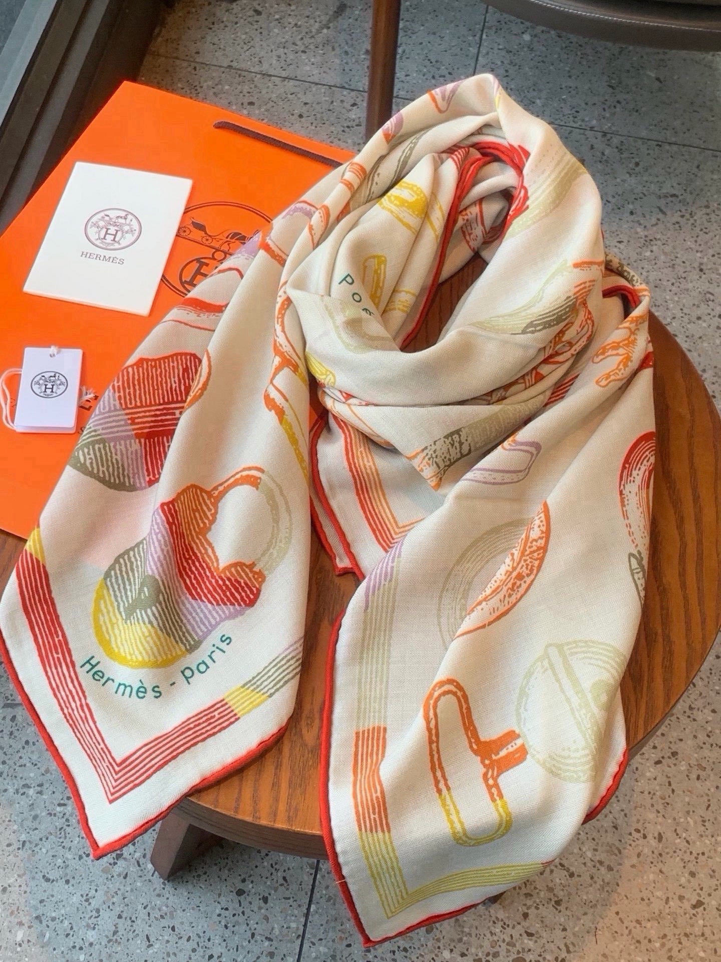 爱马仕(Hermes)【💗】 | “马具故事的诗意回顾”140披肩  【上新❤️】 永远秉承高品质 手工卷边羊绒和真丝混