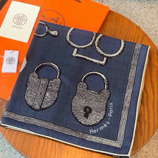 爱马仕(Hermes)【💗】 | “马具故事的诗意回顾”140披肩 【上新❤️】 永远秉承高品质 手工卷边羊绒和真丝混 爱马仕(Hermes)【💗】 | “马具故事的诗意回顾”140披肩 【上新❤️】 永远秉承高品质 手工卷边羊绒和真丝混