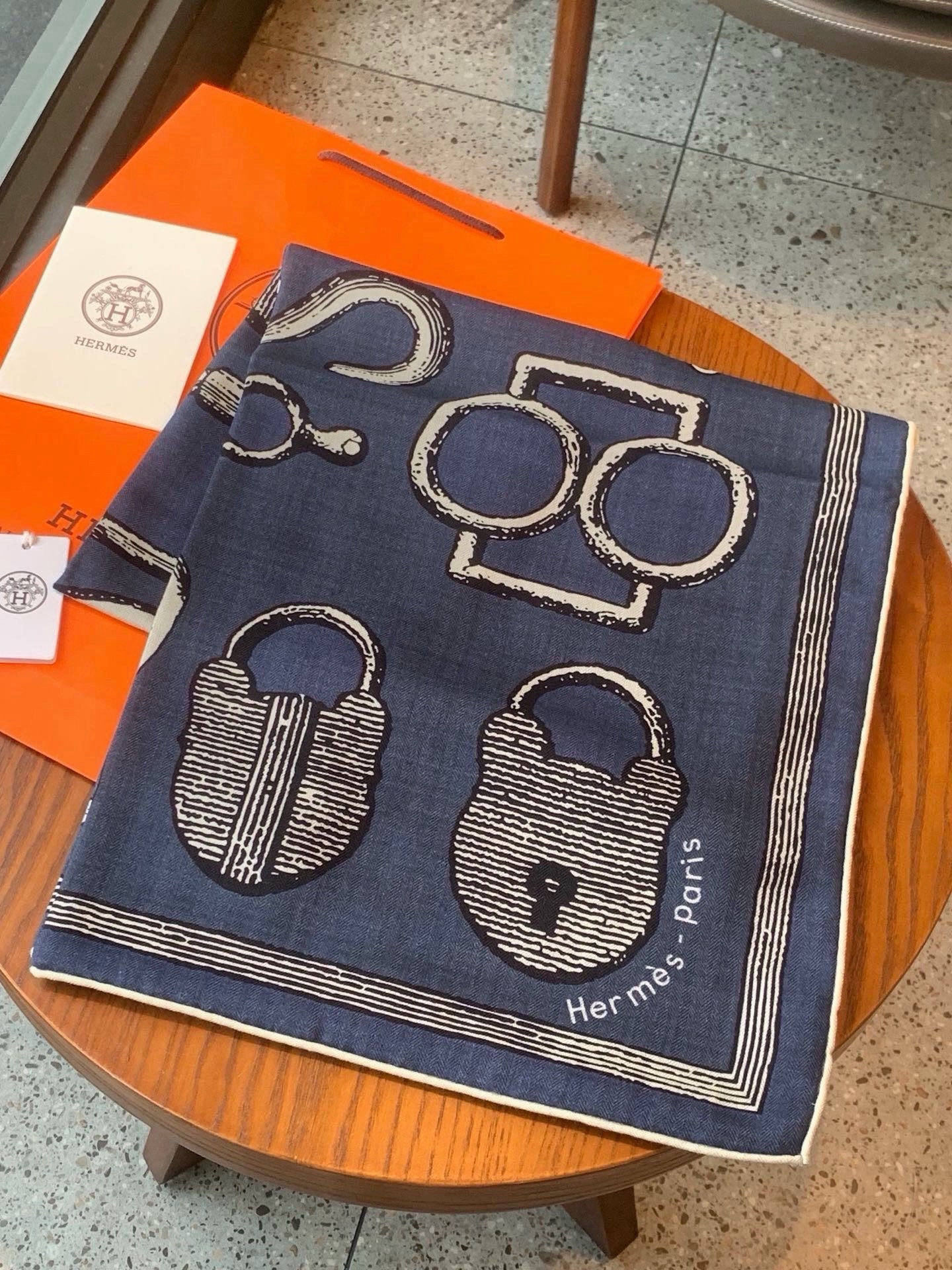 爱马仕(Hermes)【💗】 | “马具故事的诗意回顾”140披肩 【上新❤️】 永远秉承高品质 手工卷边羊绒和真丝混 爱马仕(Hermes)【💗】 | “马具故事的诗意回顾”140披肩 【上新❤️】 永远秉承高品质 手工卷边羊绒和真丝混
