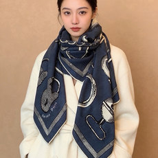 爱马仕(Hermes)【💗】 | “马具故事的诗意回顾”140披肩 【上新❤️】 永远秉承高品质 手工卷边羊绒和真丝混 爱马仕(Hermes)【💗】 | “马具故事的诗意回顾”140披肩 【上新❤️】 永远秉承高品质 手工卷边羊绒和真丝混