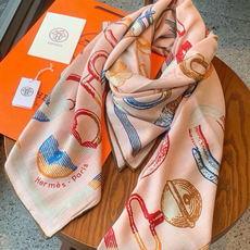爱马仕(Hermes)【💗】 | “马具故事的诗意回顾”140披肩 【上新❤️】 永远秉承高品质 手工卷边羊绒和真丝混 爱马仕(Hermes)【💗】 | “马具故事的诗意回顾”140披肩 【上新❤️】 永远秉承高品质 手工卷边羊绒和真丝混