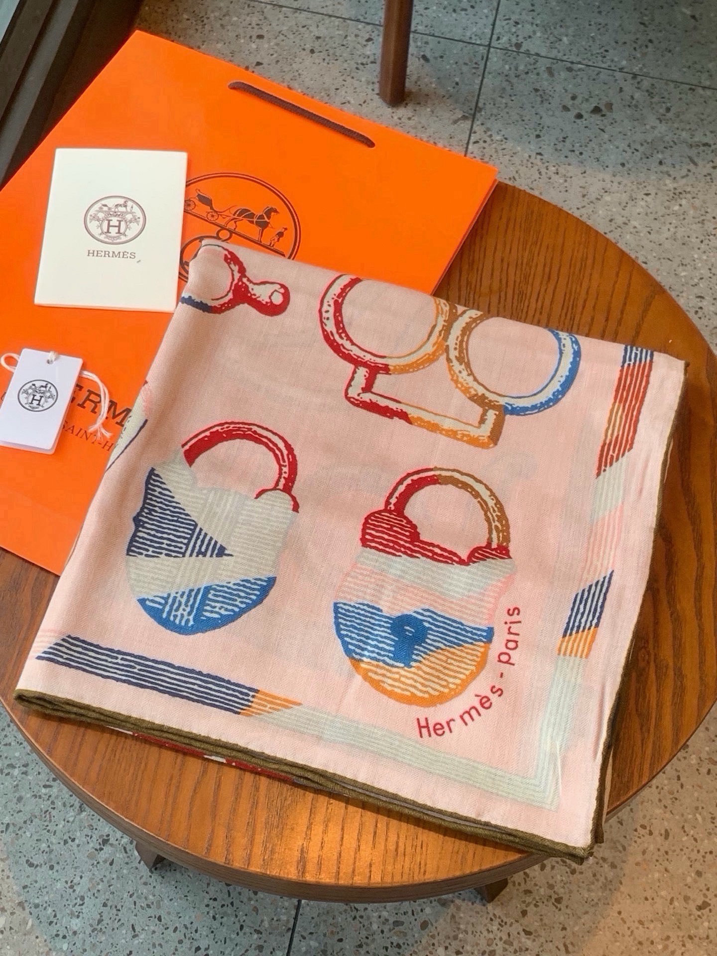 爱马仕(Hermes)【💗】 | “马具故事的诗意回顾”140披肩 【上新❤️】 永远秉承高品质 手工卷边羊绒和真丝混 爱马仕(Hermes)【💗】 | “马具故事的诗意回顾”140披肩 【上新❤️】 永远秉承高品质 手工卷边羊绒和真丝混