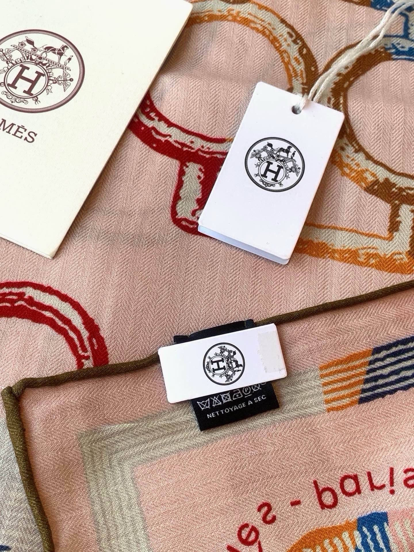 爱马仕(Hermes)【💗】 | “马具故事的诗意回顾”140披肩 【上新❤️】 永远秉承高品质 手工卷边羊绒和真丝混 爱马仕(Hermes)【💗】 | “马具故事的诗意回顾”140披肩 【上新❤️】 永远秉承高品质 手工卷边羊绒和真丝混
