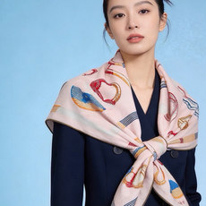 爱马仕(Hermes)【💗】 | “马具故事的诗意回顾”140披肩 【上新❤️】 永远秉承高品质 手工卷边羊绒和真丝混 爱马仕(Hermes)【💗】 | “马具故事的诗意回顾”140披肩 【上新❤️】 永远秉承高品质 手工卷边羊绒和真丝混