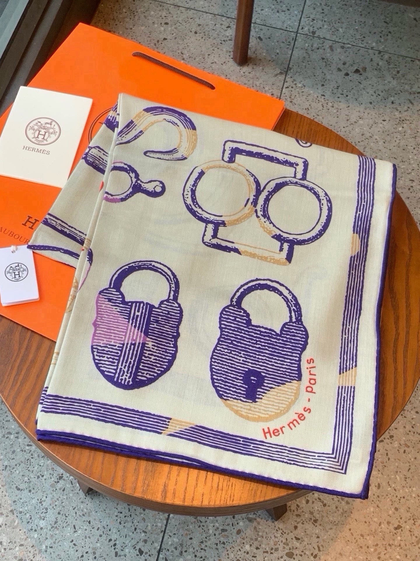爱马仕(Hermes)【💗】 | “马具故事的诗意回顾”140披肩  【上新❤️】 永远秉承高品质 手工卷边羊绒和真丝混