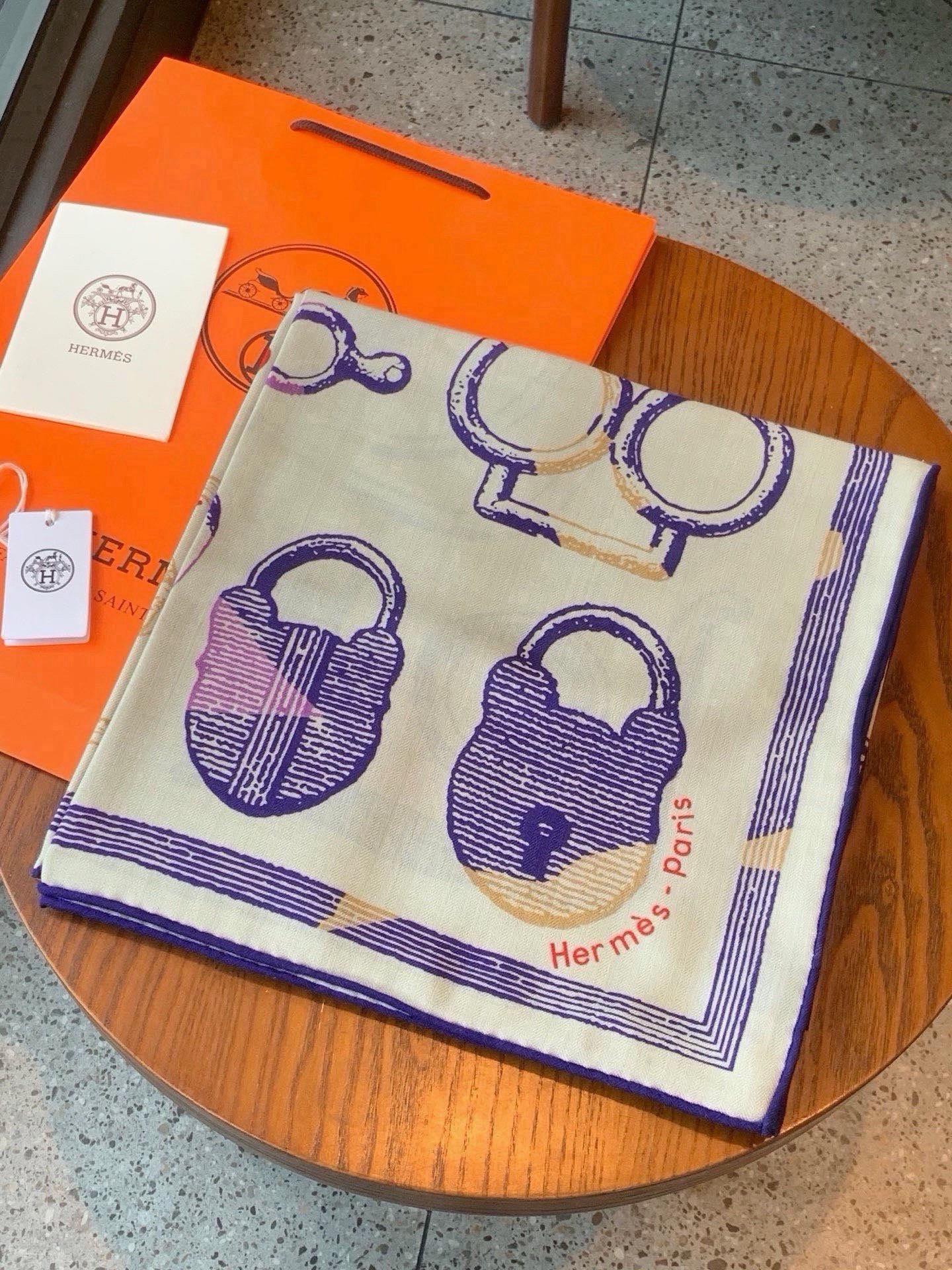 爱马仕(Hermes)【💗】 | “马具故事的诗意回顾”140披肩  【上新❤️】 永远秉承高品质 手工卷边羊绒和真丝混