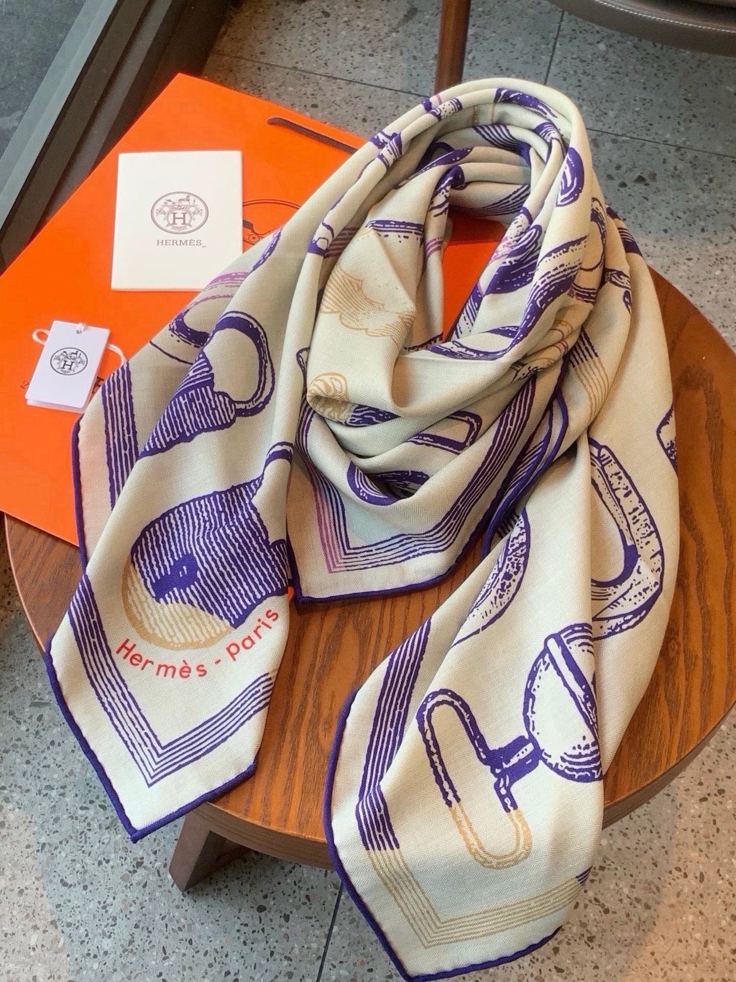 爱马仕(Hermes)【💗】 | “马具故事的诗意回顾”140披肩  【上新❤️】 永远秉承高品质 手工卷边羊绒和真丝混