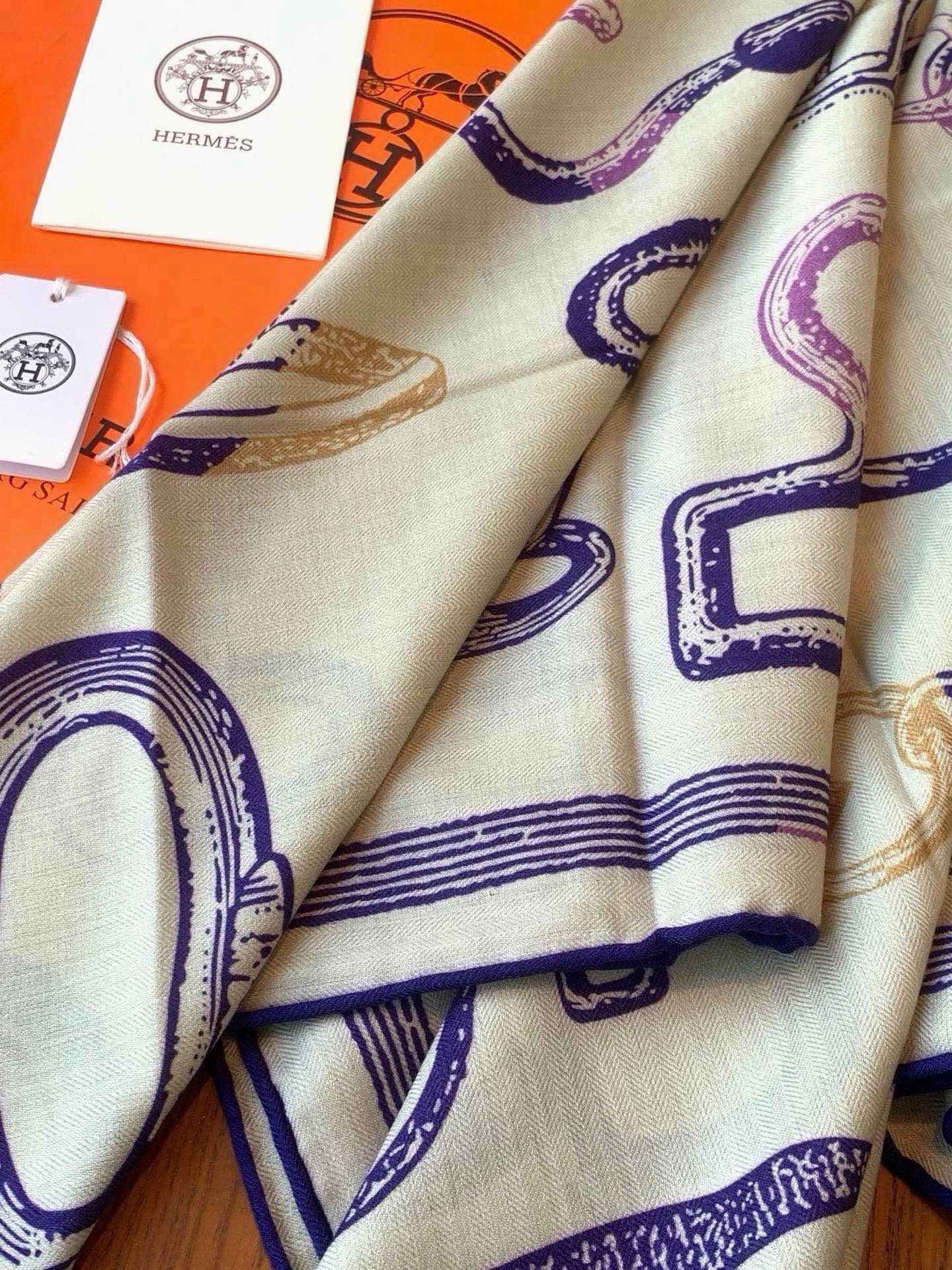爱马仕(Hermes)【💗】 | “马具故事的诗意回顾”140披肩  【上新❤️】 永远秉承高品质 手工卷边羊绒和真丝混