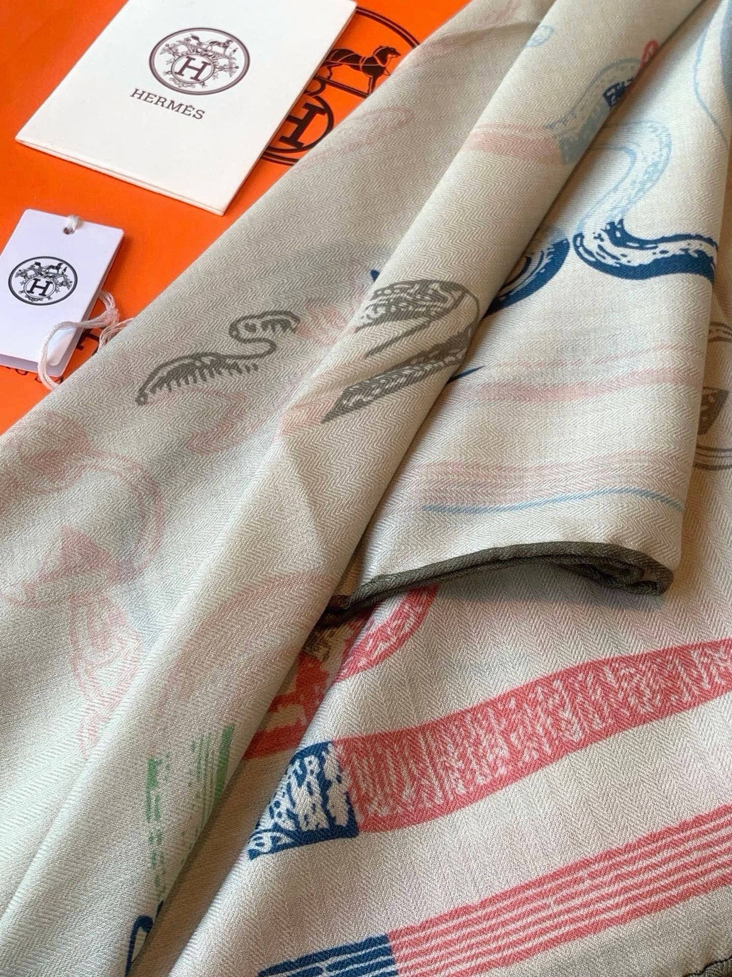 爱马仕(Hermes)【💗】 | “马具故事的诗意回顾”140披肩  【上新❤️】 永远秉承高品质 手工卷边羊绒和真丝混