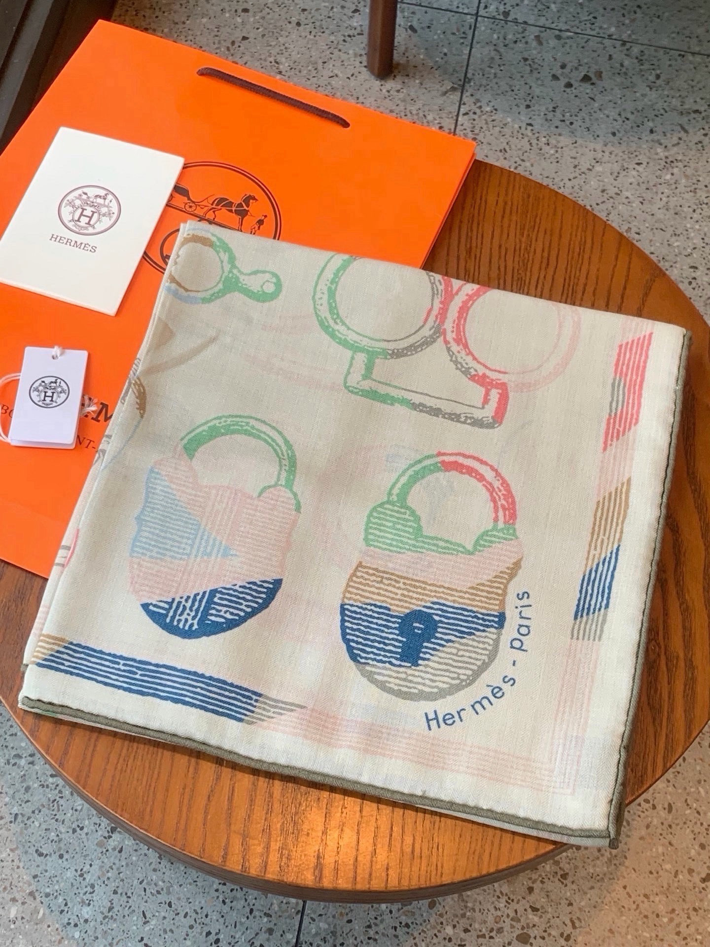 爱马仕(Hermes)【💗】 | “马具故事的诗意回顾”140披肩  【上新❤️】 永远秉承高品质 手工卷边羊绒和真丝混