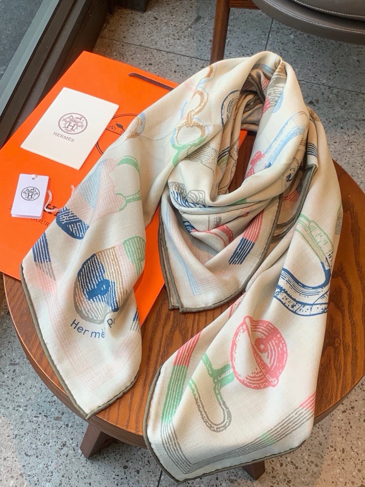 爱马仕(Hermes)【💗】 | “马具故事的诗意回顾”140披肩  【上新❤️】 永远秉承高品质 手工卷边羊绒和真丝混